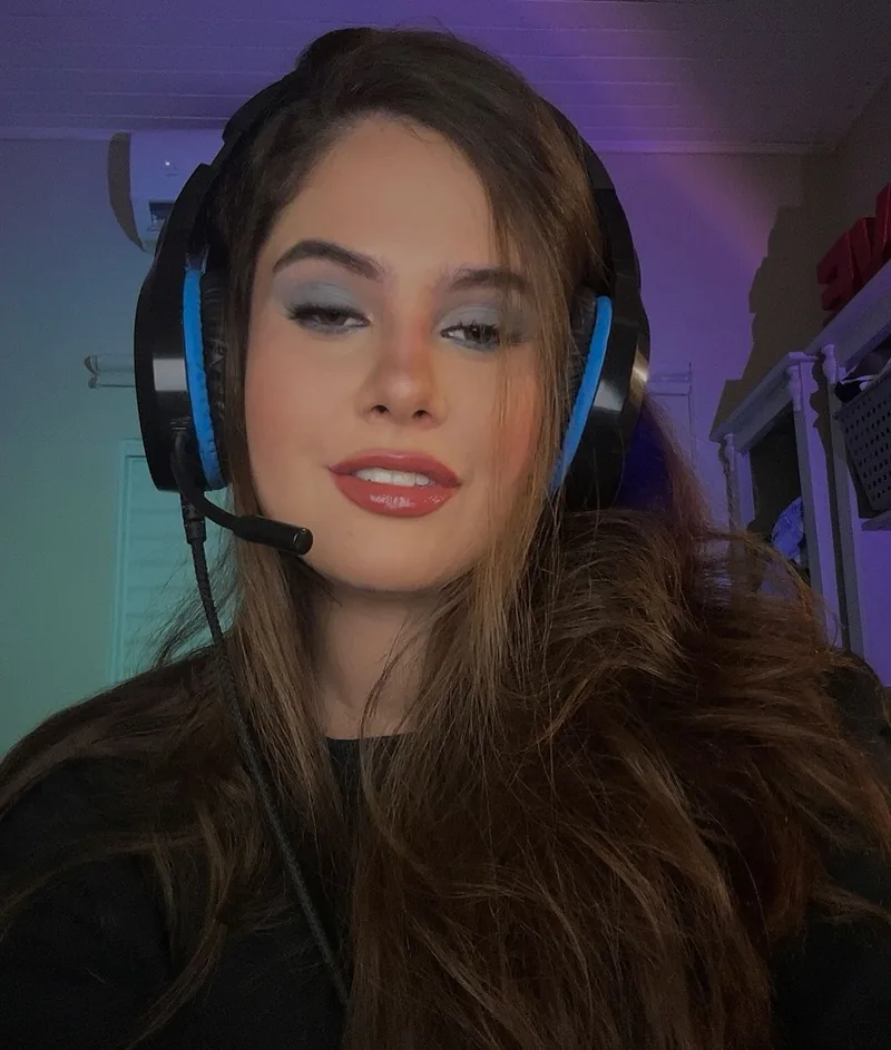 Júlia de headset no computador